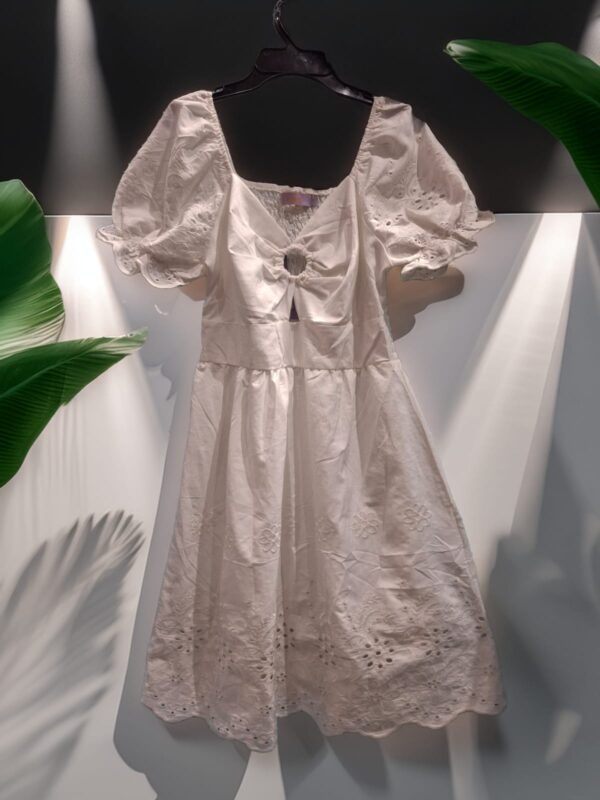 Vestido blanco con escote cuadrado.