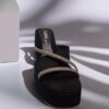 Tacones de plataforma con correas plateadas